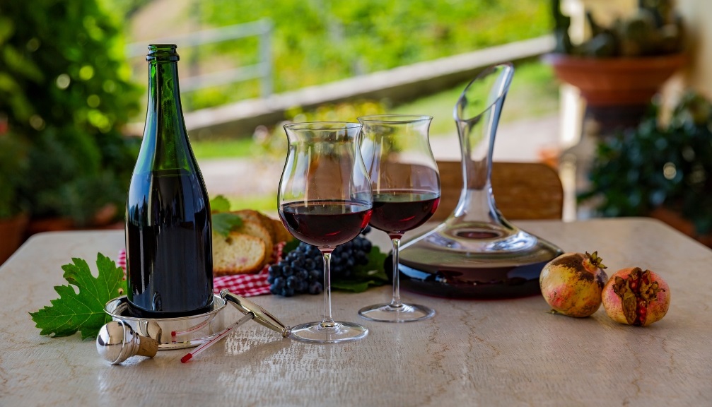 In Vino Veritas: servire il vino con stile