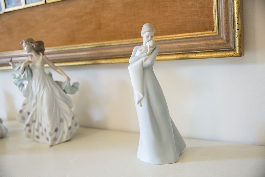 A mother's embrace porcelain Lladro'