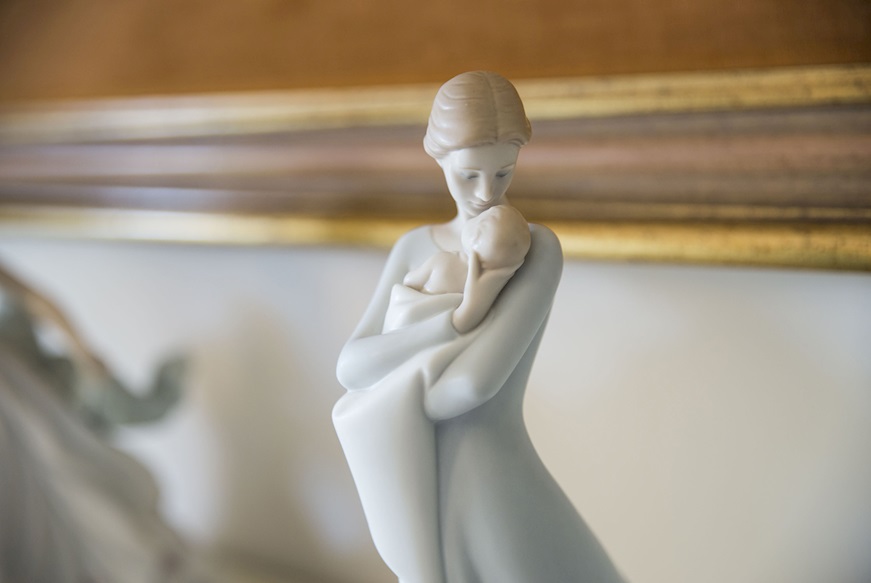 A mother's embrace porcelain Lladro'