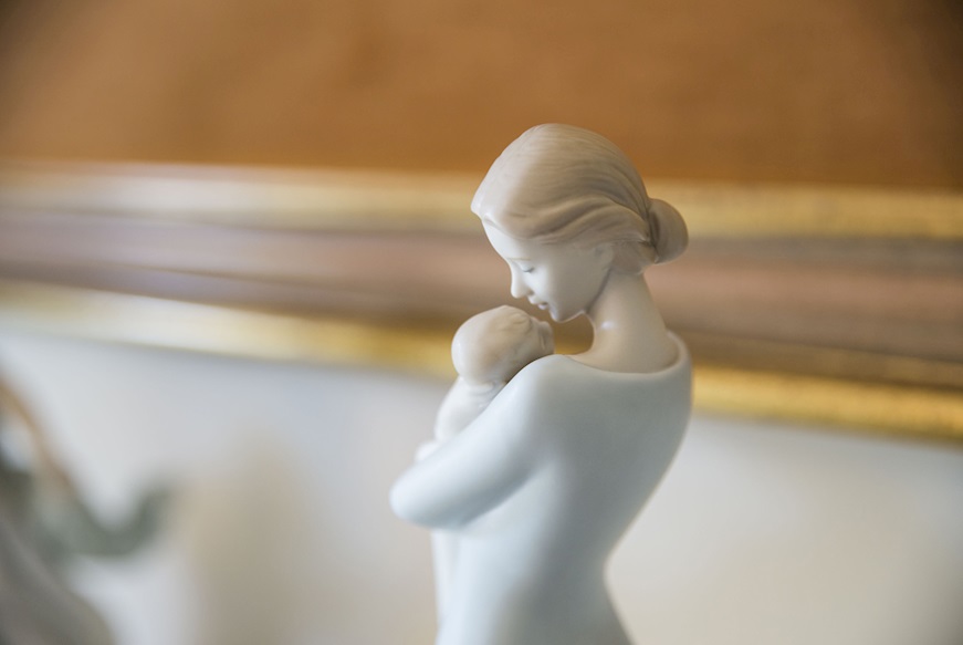 A mother's embrace porcelain Lladro'