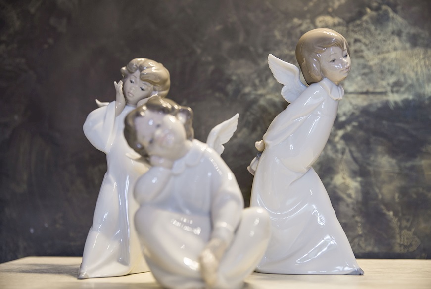 Curious angel porcelain Lladro'