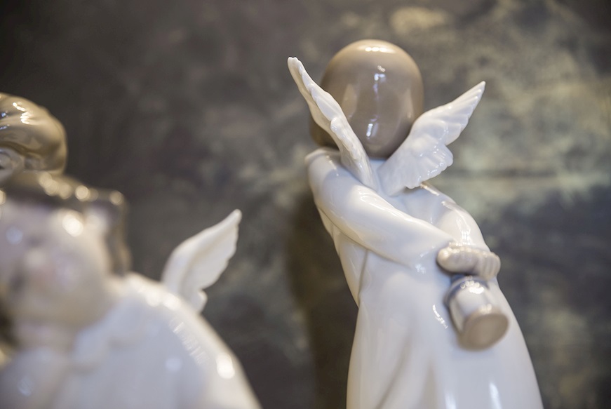 Curious angel porcelain Lladro'