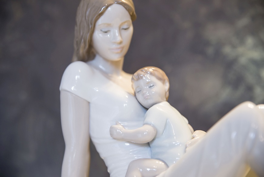 A mother love porcelain Lladro'