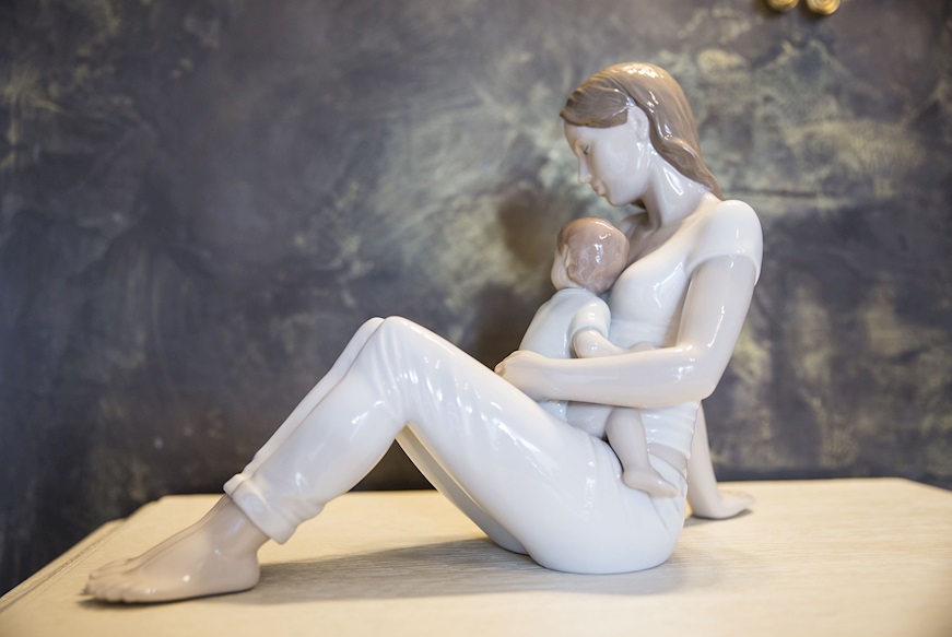 A mother love porcelain Lladro'