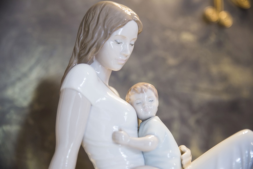 A mother love porcelain Lladro'