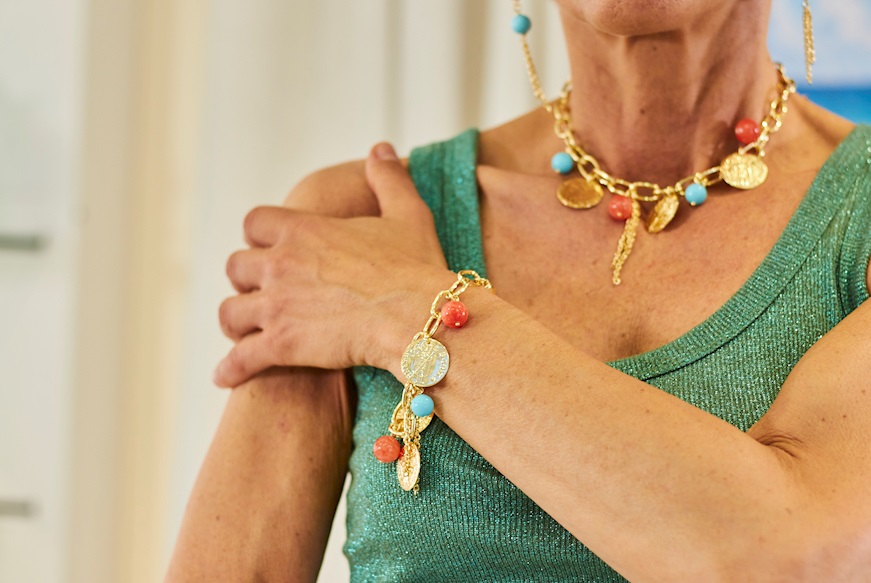 Bracciale Fiorino in bronzo dorato con monete, corallo e turchese Unoaerre