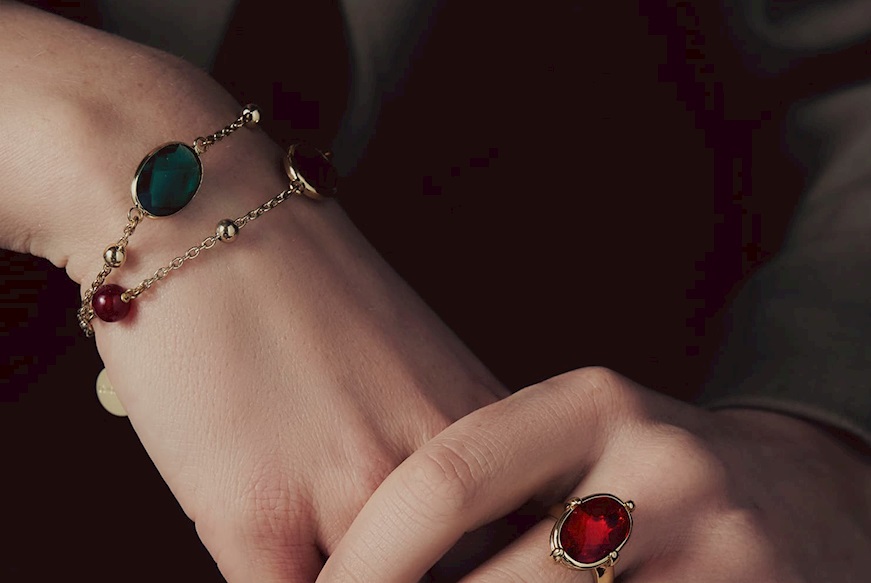 Bracelet Jaipur in gilt bronze with green and red crystals Unoaerre