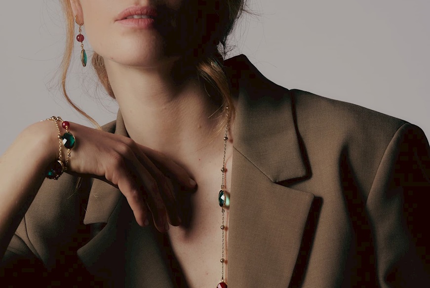 Bracelet Jaipur in gilt bronze with green and red crystals Unoaerre