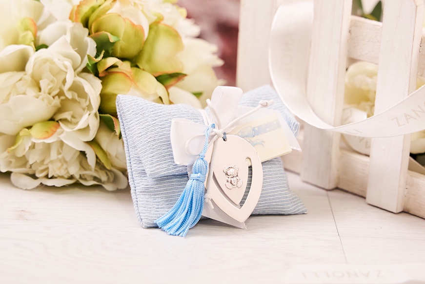 Bomboniera Battesimo Segnalibro orsetto, nappina celeste argento con sacchetto portaconfetti Selezione Zanolli