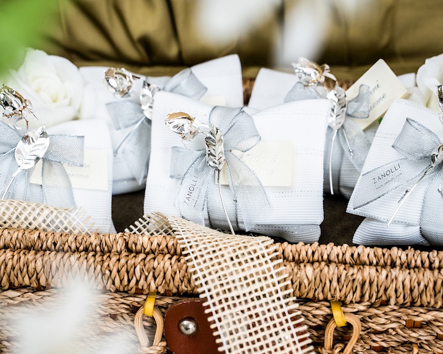 Bomboniera Rosa argento con sacchetto portaconfetti Selezione Zanolli