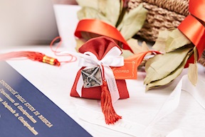 Bomboniera Laurea Cappello della Laurea argento con sacchetto portaconfetti Selezione Zanolli