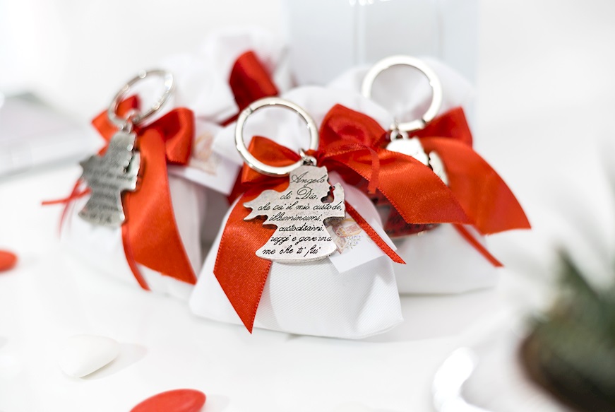 Keychain with angel of God prayer and sugared almonds Selezione Zanolli