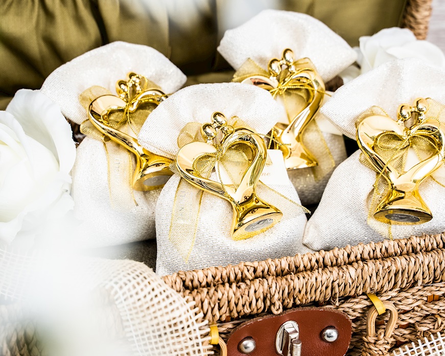 Couple Statue small golden heart with sugared almonds Selezione Zanolli