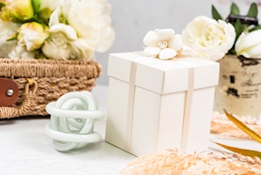 Il nodo dell'amore bianco con ciuffo portaconfetti Onlylux