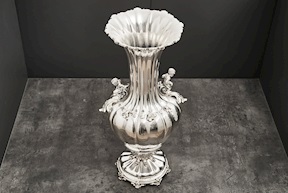 Vaso argento 1927 grammi con due putti e decorazione foglie usato ricondizionato