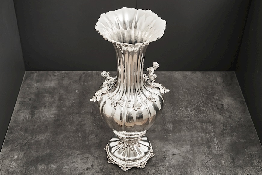 Vase silver with two cherubs and leaf decoration Selezione Zanolli