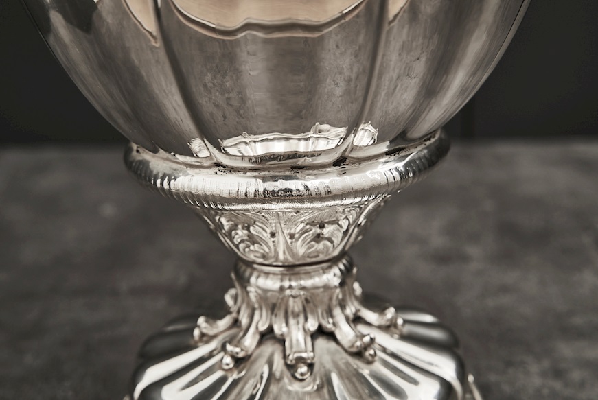 Vaso argento con due putti e decorazione foglie Selezione Zanolli