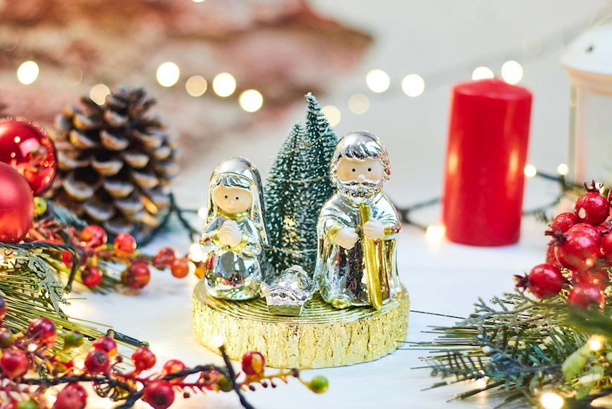 Classic Nativity with gold trunk and LED light Selezione Zanolli