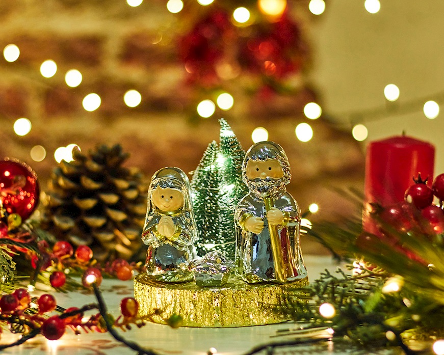 Classic Nativity with gold trunk and LED light Selezione Zanolli