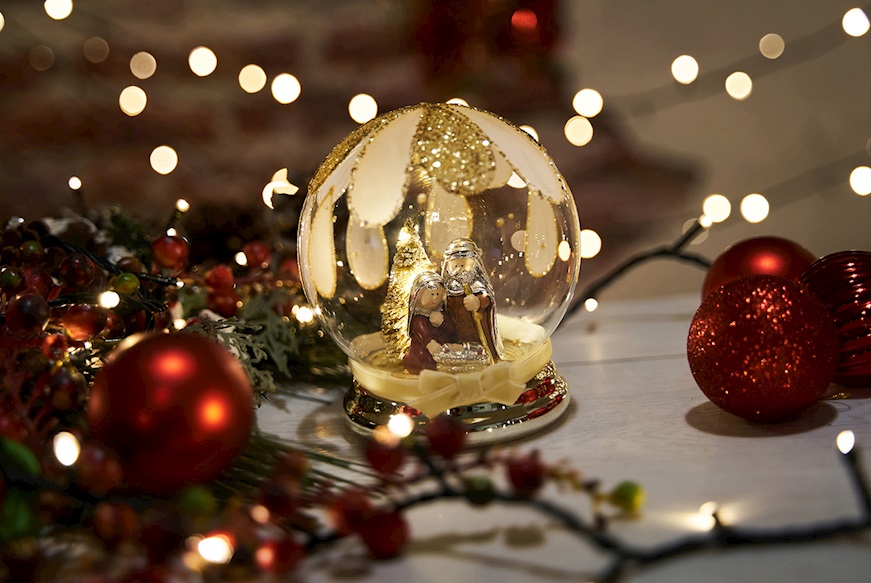 Idea regalo Natale Presepe luminoso palla di vetro con decoro oro e luce LED Selezione Zanolli
