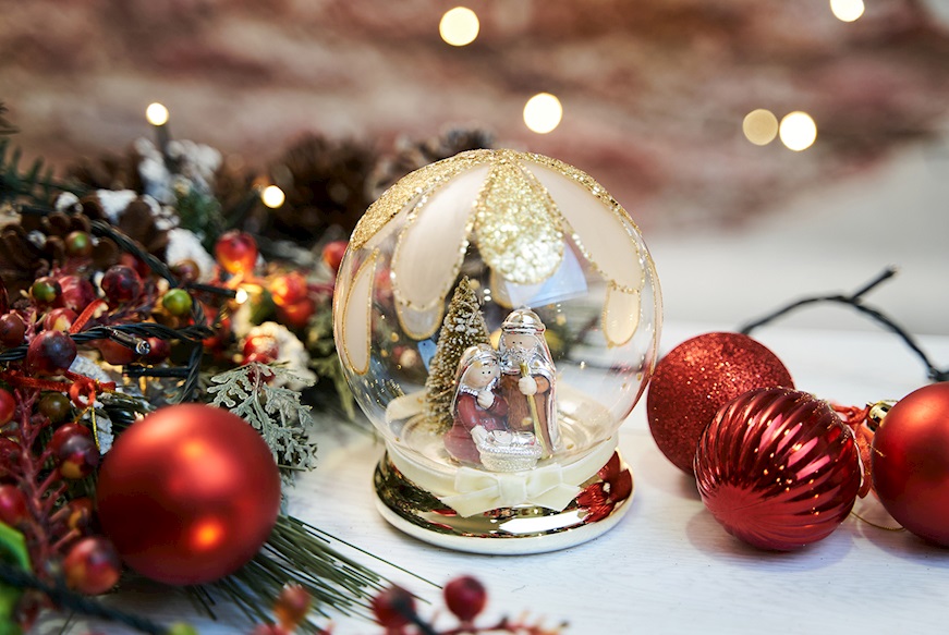 Idea regalo Natale Presepe luminoso palla di vetro con decoro oro e luce LED Selezione Zanolli