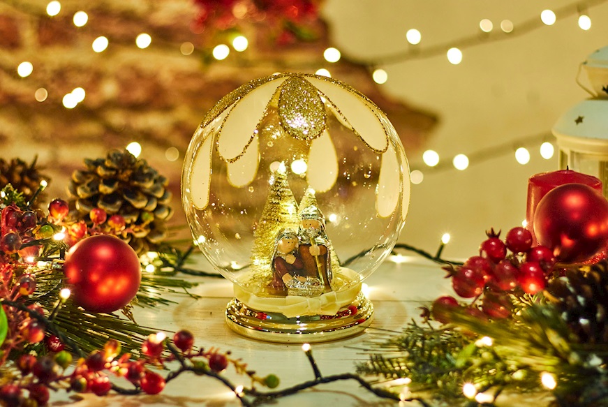 Idea regalo Natale Presepe luminoso palla di vetro con decoro oro e luce LED Selezione Zanolli