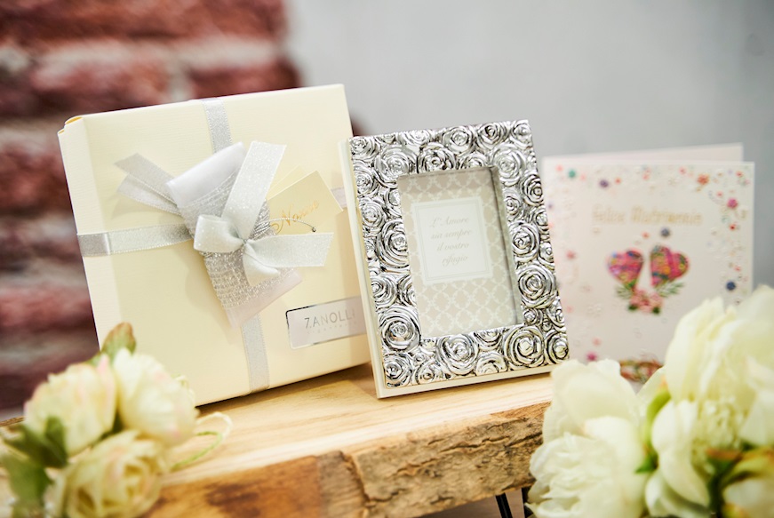 Picture frame with roses decoration and sugared almonds Selezione Zanolli