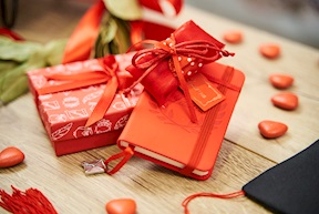 Block Notes with toque pendant, box and sugared almonds Selezione Zanolli