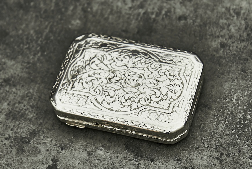 Scatola portapastiglie argento con incisione floreale Selezione Zanolli