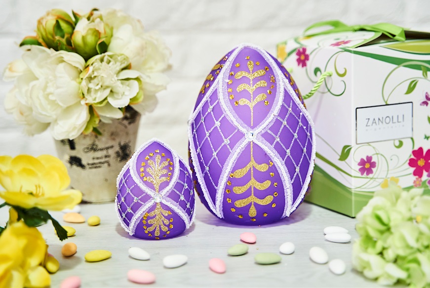 Idea regalo Pasqua Uovo luminoso decorato viola con luce LED Selezione Zanolli