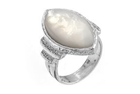 Ring Essenza silver with mother-of-pearl oval Selezione Zanolli
