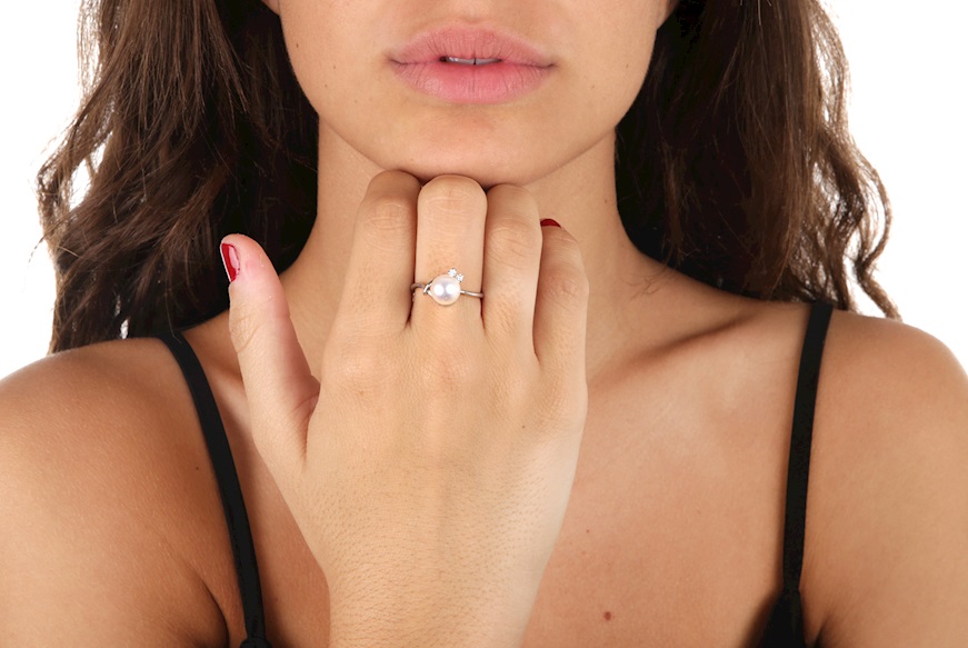 Ring Paola gold 750‰ with white pearl and diamonds Selezione Zanolli