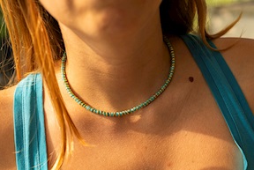 Collana argento dorato con tondi in ceramica verde chiaro