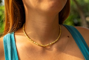 Collana argento dorato con tondi in ceramica gialla