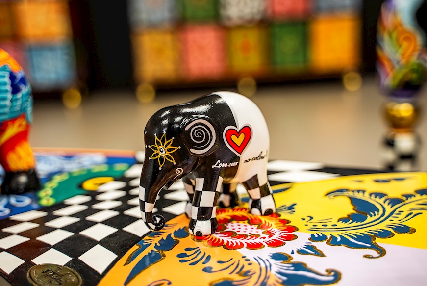 Elephant Parade Love sees no colour Elephant parade
