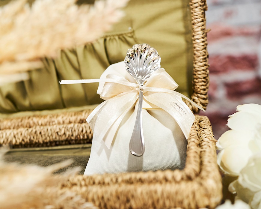 Cucchiaio conchiglia silver plated in stile Inglese con sacchetto portaconfetti Selezione Zanolli