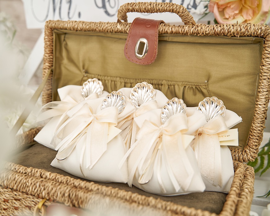 Cucchiaio conchiglia silver plated in stile Inglese con sacchetto portaconfetti Selezione Zanolli