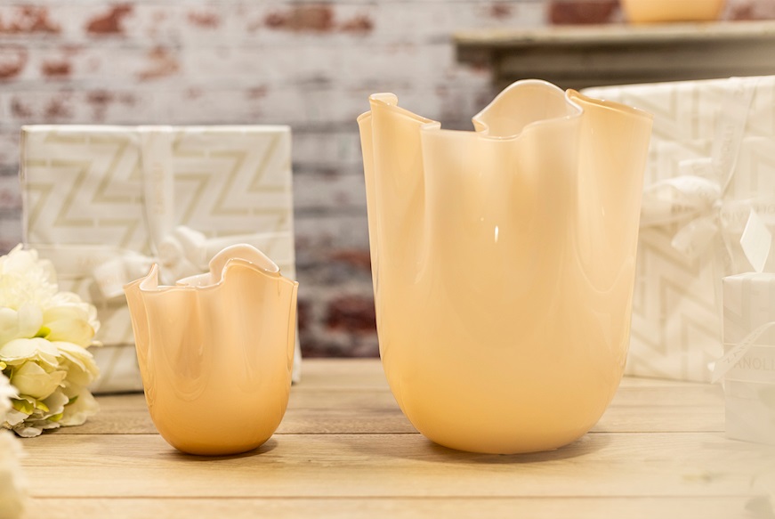 Vaso Fazzoletto vetro di Murano pesca e lattimo Venini