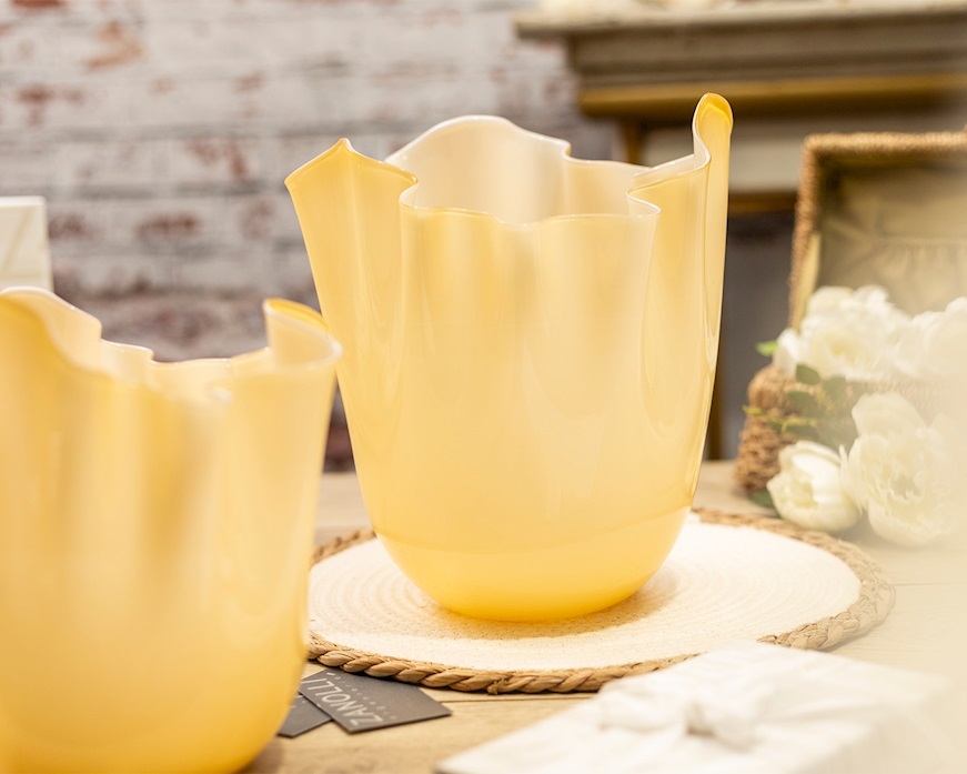 Vaso Fazzoletto vetro di Murano bicolore ambra interno lattimo Venini