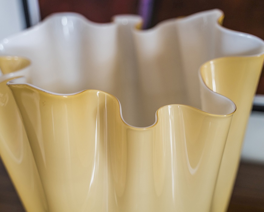 Vaso Fazzoletto vetro di Murano bicolore ambra interno lattimo Venini