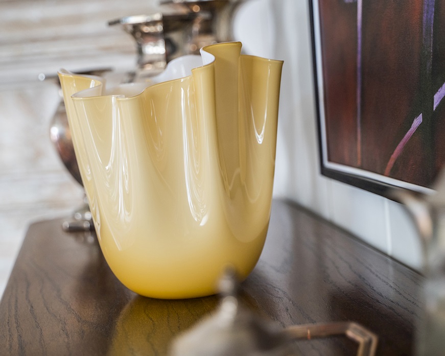 Vaso Fazzoletto vetro di Murano bicolore ambra interno lattimo Venini