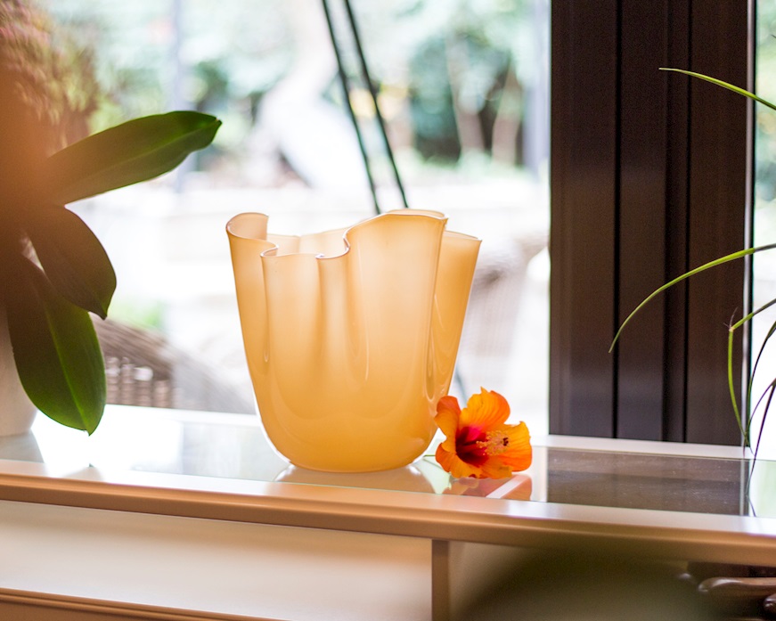 Vaso Fazzoletto vetro di Murano bicolore ambra interno lattimo Venini