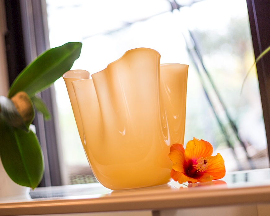 Vaso Fazzoletto vetro di Murano bicolore ambra interno lattimo Venini