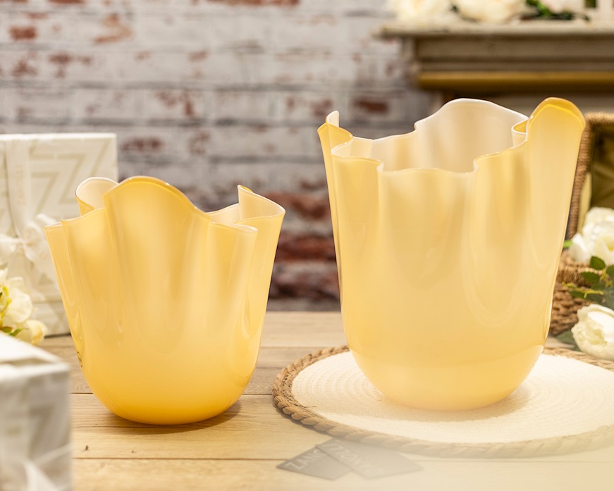 Vaso Fazzoletto vetro di Murano bicolore ambra interno lattimo Venini