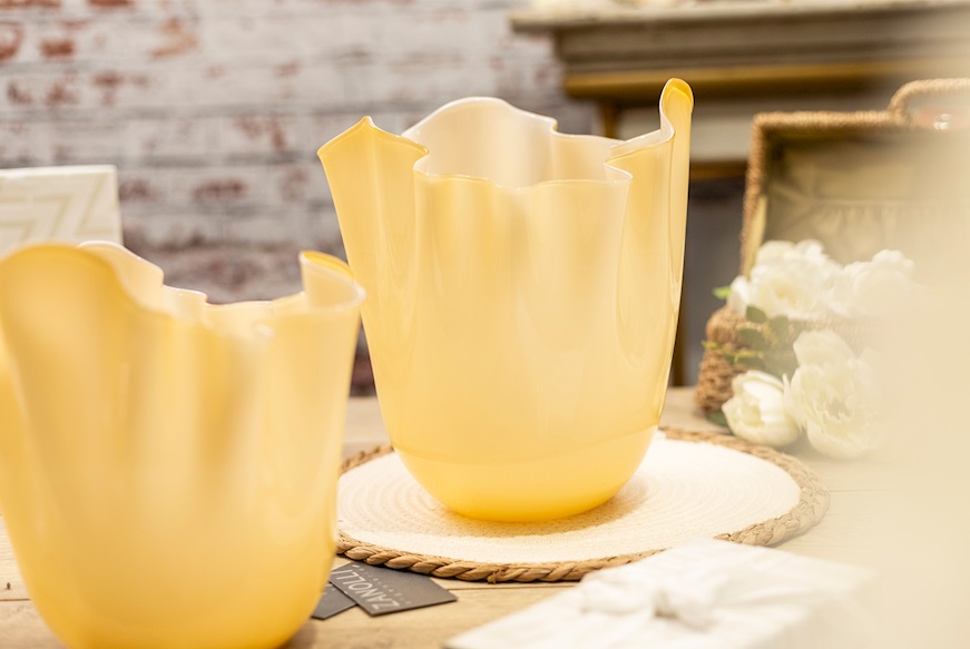 Vaso Fazzoletto vetro di Murano opalino ambra e lattimo Venini