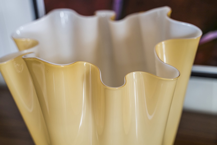 Vaso Fazzoletto vetro di Murano opalino ambra e lattimo Venini