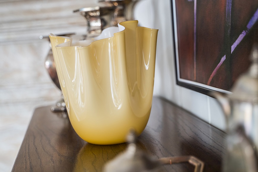 Vaso Fazzoletto vetro di Murano opalino ambra e lattimo Venini