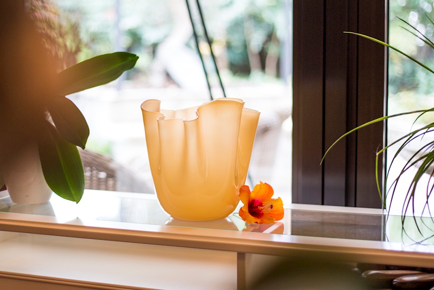 Vaso Fazzoletto vetro di Murano opalino ambra e lattimo Venini