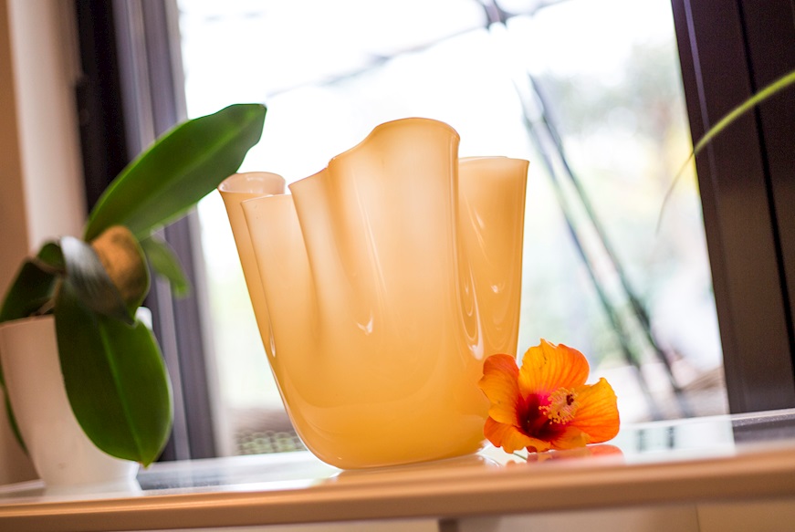Vaso Fazzoletto vetro di Murano opalino ambra e lattimo Venini