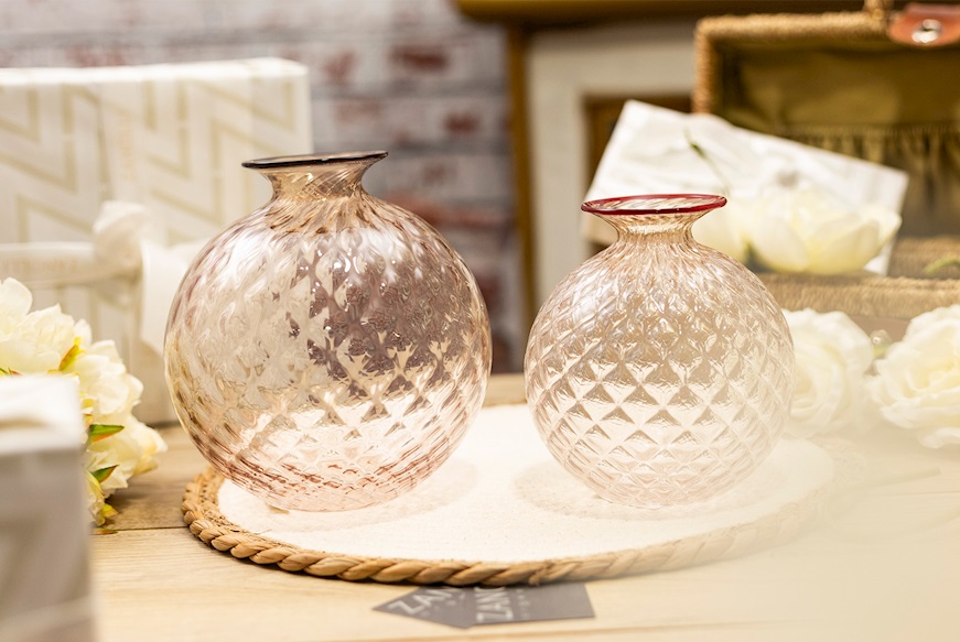Vaso Monofiore Balloton vetro di Murano rosa cipria con filo rosso sangue di bue Venini